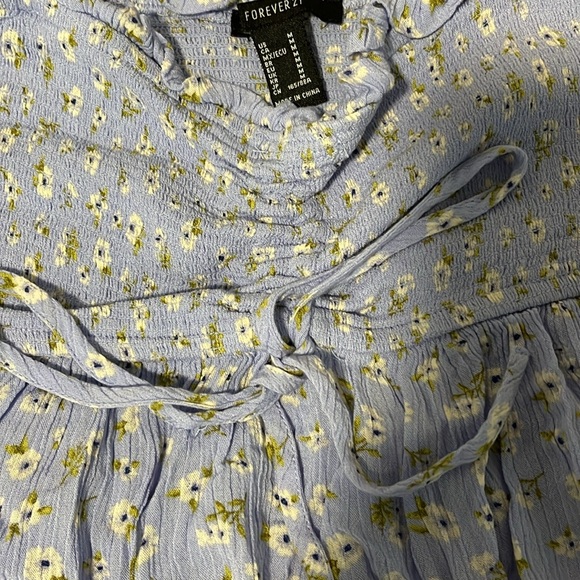 Forever 21 cropped top size M. Floral print on with a lilac background color. - Picture 3 of 4
